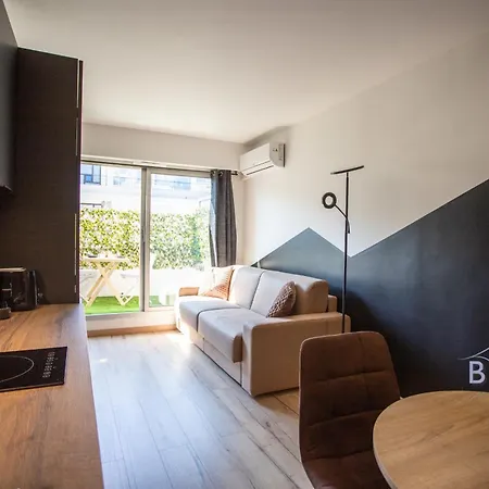 Sunny Flat In Les Pins