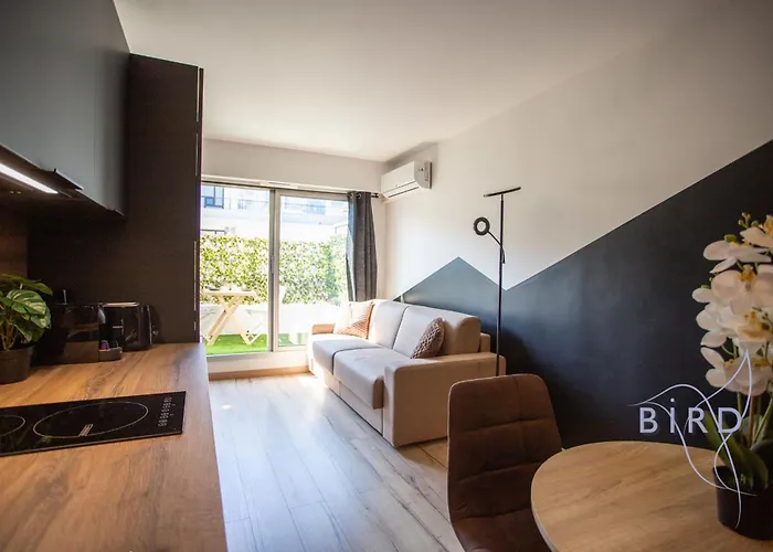 Sunny Flat In Les Pins